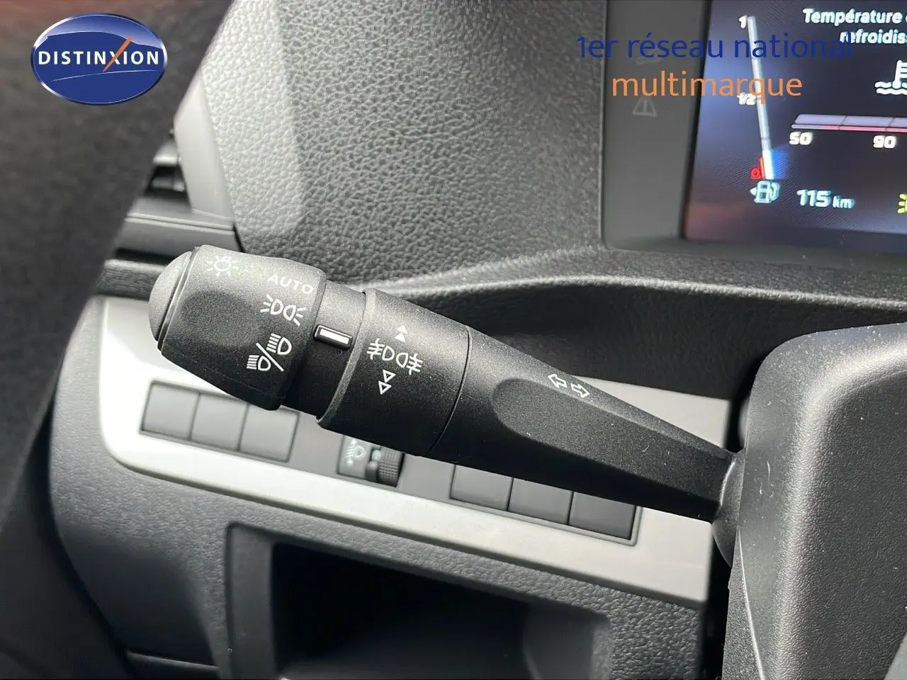 Gros plan sur le commodo de phare et clignotant du Peugeot Expert Fourgon blanc, tableau de bord en arrière-plan.