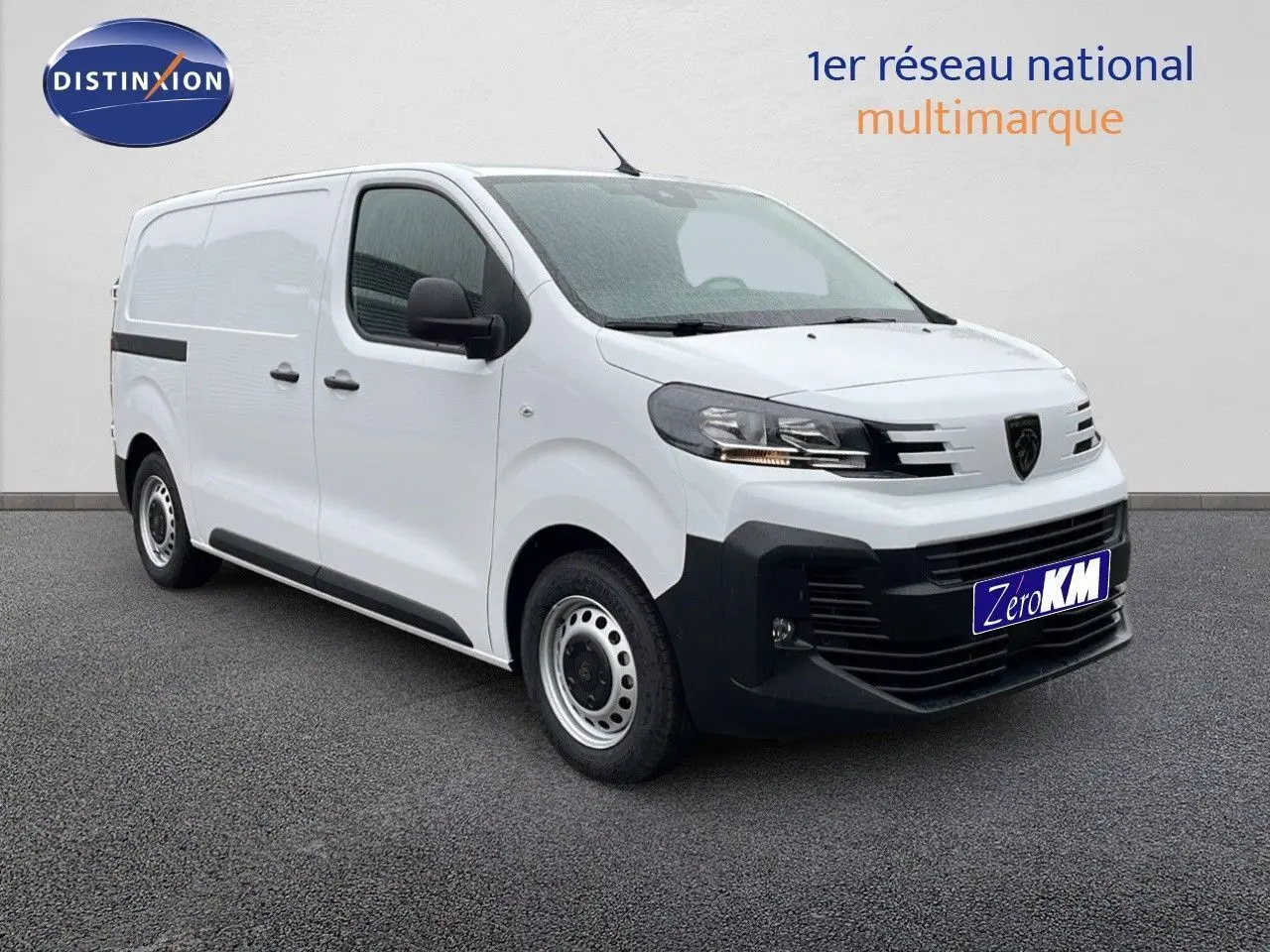 Peugeot Expert Fourgon blanc en 3/4 avant droit, avec pare-chocs noir et jantes acier simples.
