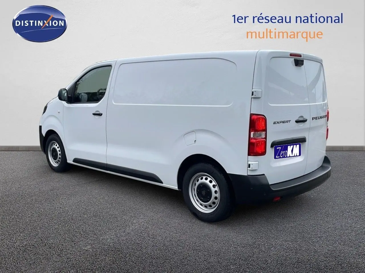 Vue 3/4 arrière droite d’un Peugeot Expert Fourgon blanc, version 2025, avec portes arrière battantes et jantes acier.
