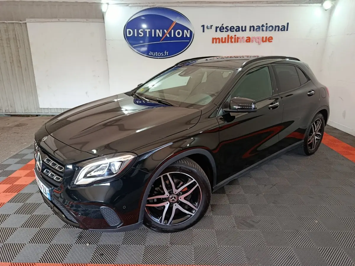 Mercedes GLA 220 d Business Exec noir vue 3/4 avant droit, avec jantes alliage et phares LED allumés dans un showroom.