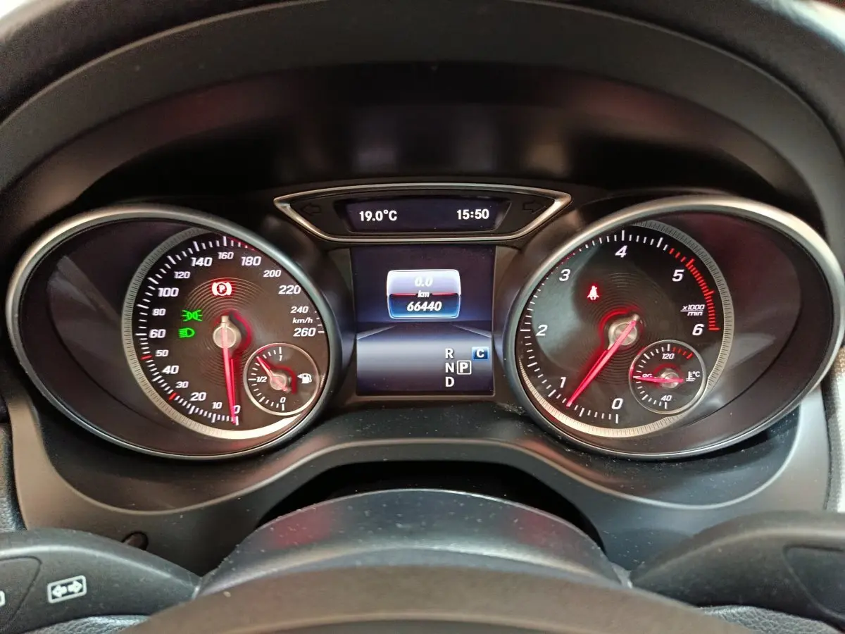 Tableau de bord du Mercedes GLA 220 d 2018 montrant compteurs, affichage digital et température extérieure à 19°C.