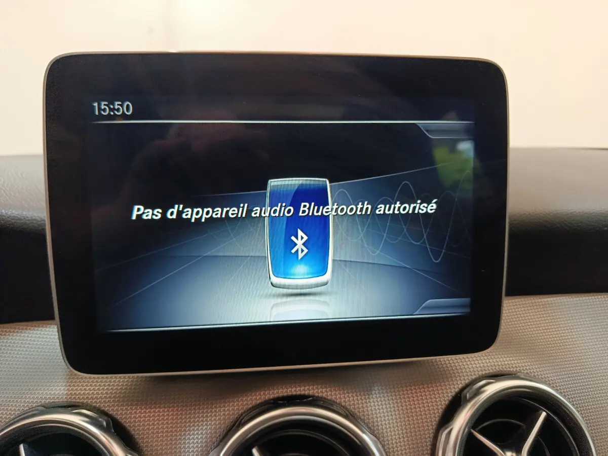 Écran central du tableau de bord du Mercedes GLA 220 d Business Exec noir, affichant message Bluetooth sans appareil connecté.