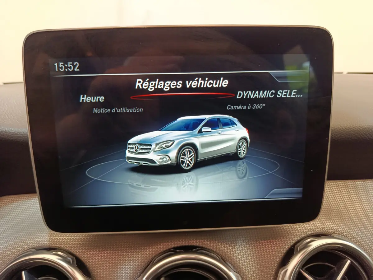 Écran central montrant les réglages véhicule avec illustration 3D d'un Mercedes GLA argent en vue latérale droite.