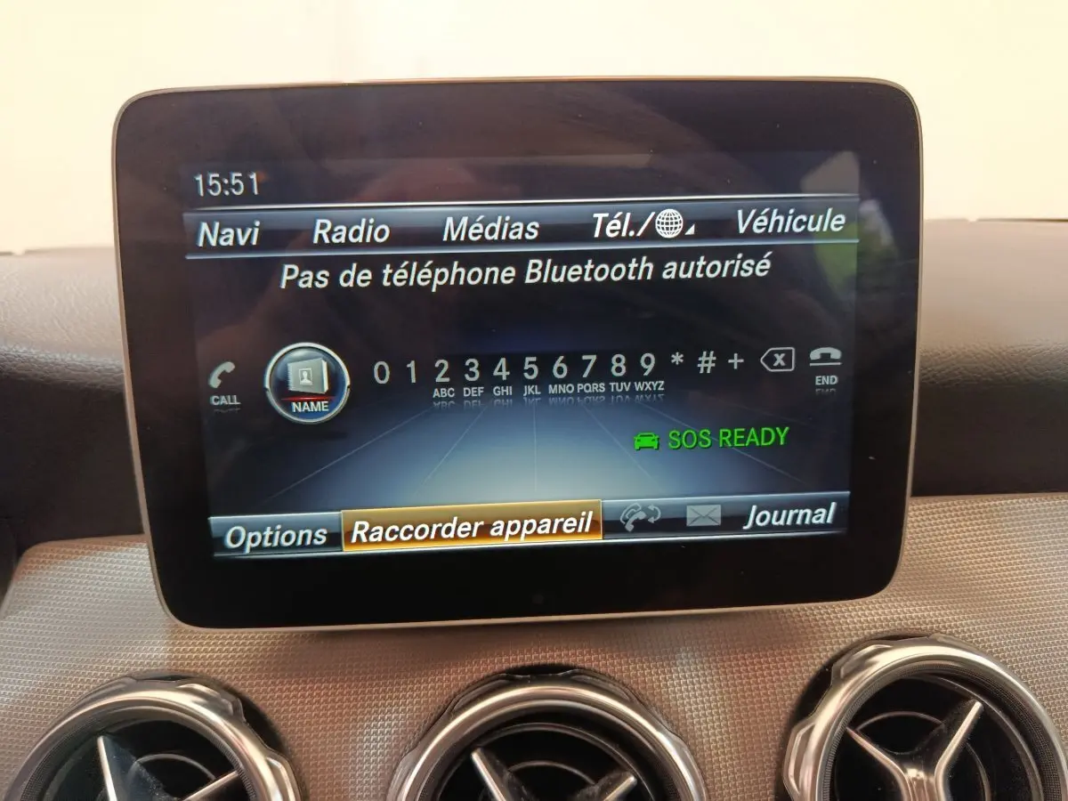 Écran central du système multimédia Mercedes GLA 220 d 2018 affichant le menu téléphone sans appareil Bluetooth connecté.