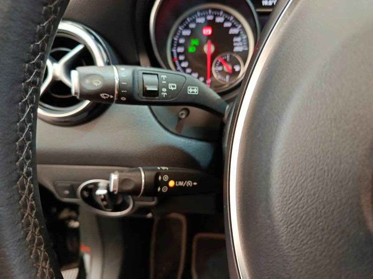 Gros plan sur le volant cuir et commandes au volant du tableau de bord noir du Mercedes GLA 220 d Business Exec.