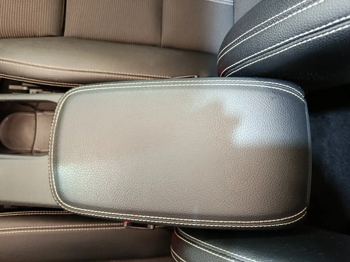 Accoudoir central en cuir noir avec surpiqûres blanches, intérieur du Mercedes GLA 220 d Business Exec 2018.