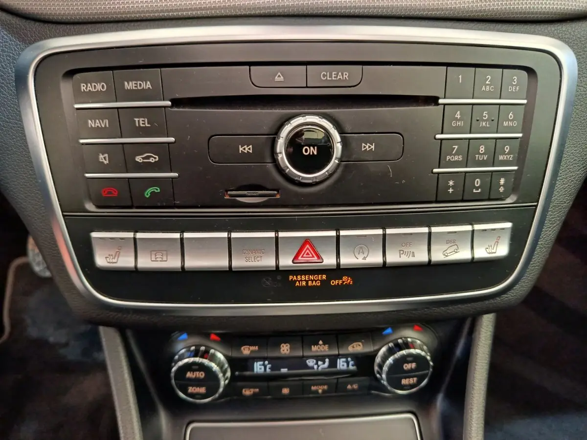 Vue rapprochée du tableau de bord noir du Mercedes GLA 220 d avec commandes multimédia et climatisation digitale.