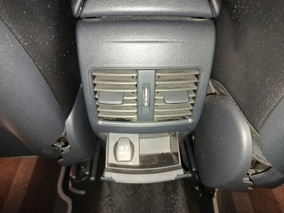 Vue rapprochée des aérateurs arrière noirs et prise 12V du Mercedes GLA 220 d Business Exec 2018.
