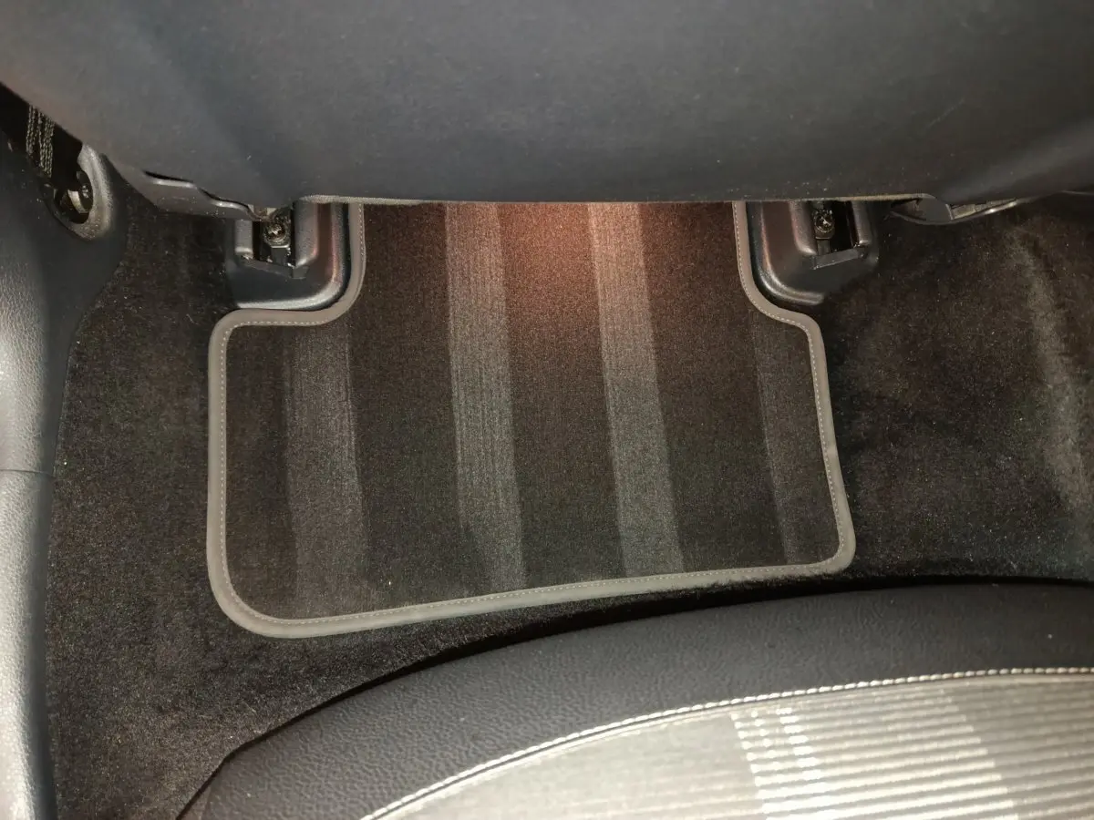 Tapis de sol noir vu sous le siège avant droit d'une Mercedes GLA 220 d Business Exec 2018.