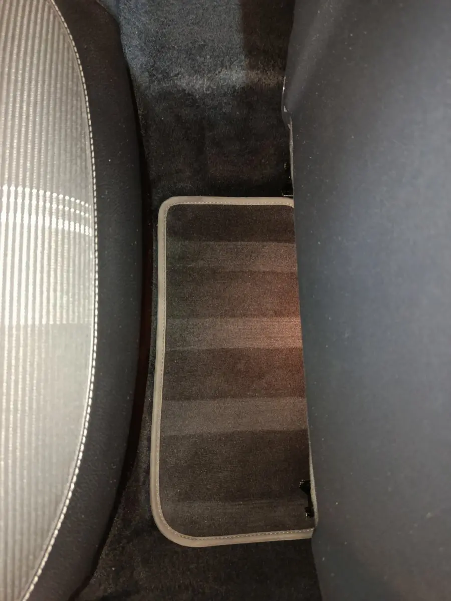 Vue rapprochée du tapis de sol arrière noir et gris à rayures dans une Mercedes GLA 220 d Business Exec 2018.