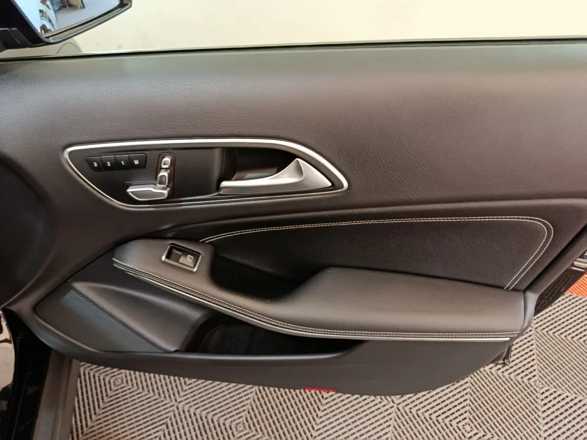 Gros plan sur la porte intérieure côté gauche noire du Mercedes GLA 220 d Business Exec 2018 avec commandes mémoire sièges.