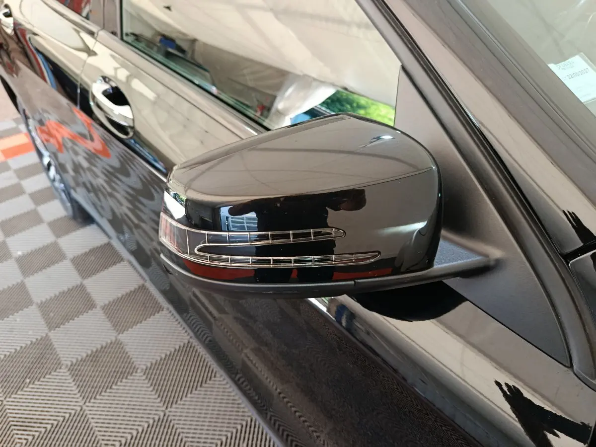 Rétroviseur côté gauche noir brillant avec clignotant intégré sur Mercedes GLA 220 d Business Exec 2018.