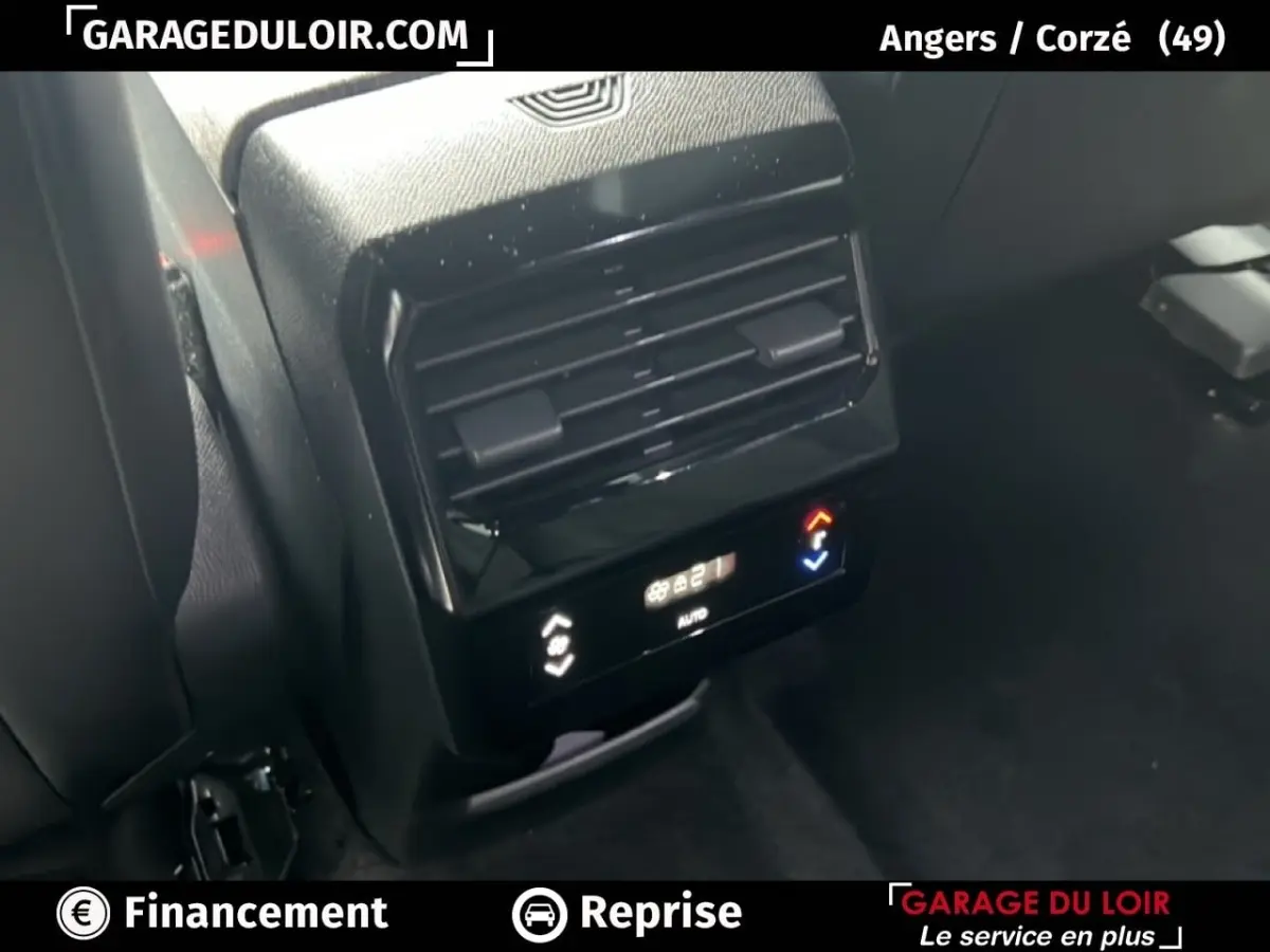 Vue rapprochée sur la console arrière noire du Peugeot 5008 1.2 Hybrid 136 Allure 2024 avec commandes climatisation.