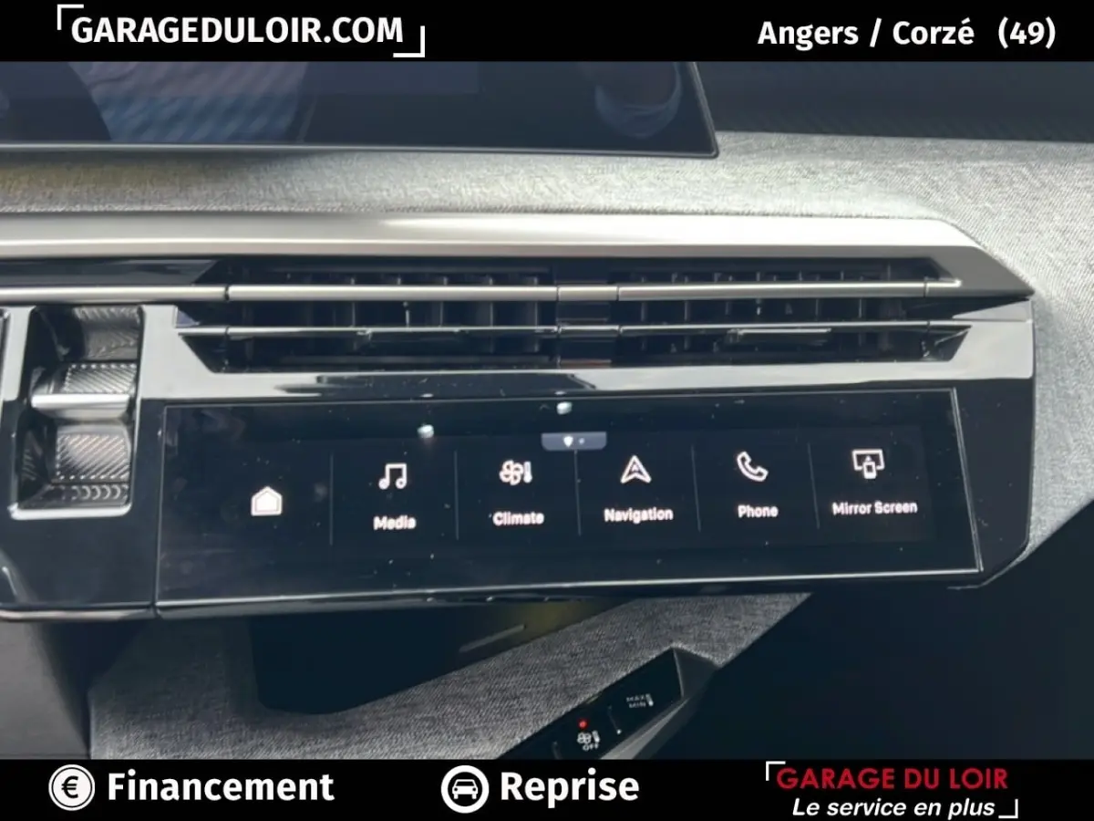 Vue rapprochée de la console centrale tactile noire du Peugeot 5008 bleu 2024, affichant les options média et navigation.