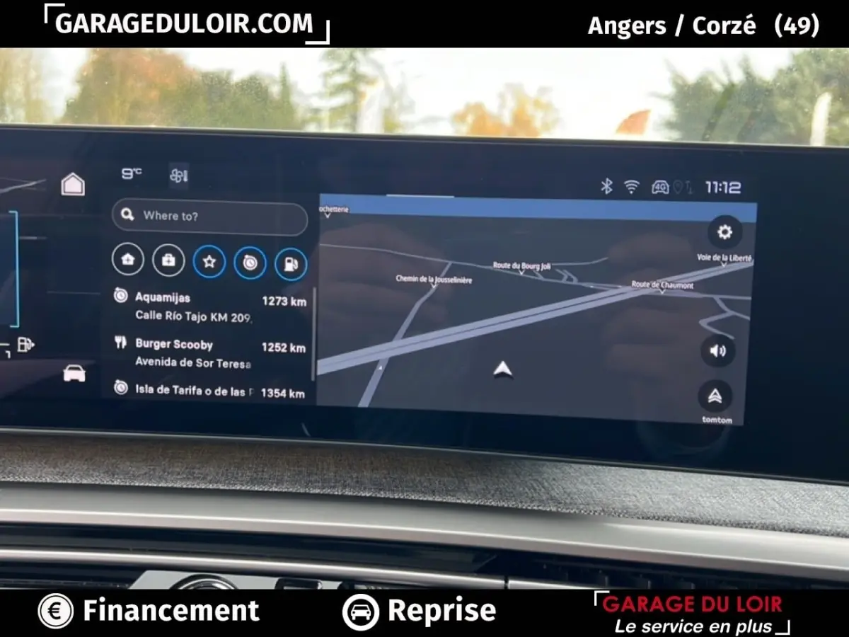 Vue rapprochée de l’écran tactile du tableau de bord du Peugeot 5008 bleu 2024, affichant le GPS et les options de navigation.