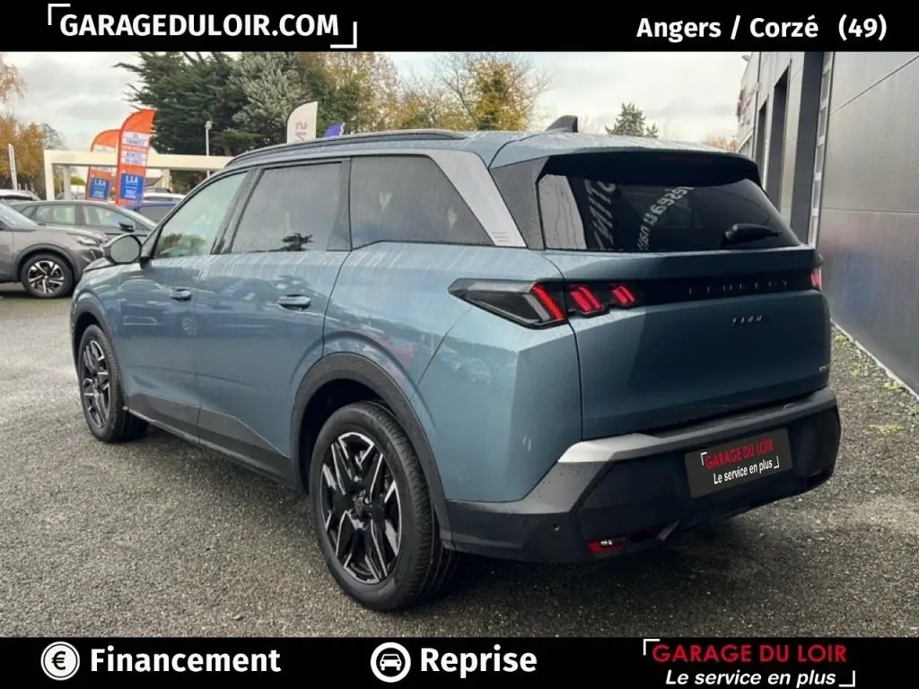 Peugeot 5008 hybride bleu en 3/4 arrière droit, avec feux arrière distinctifs et jantes noires brillantes.