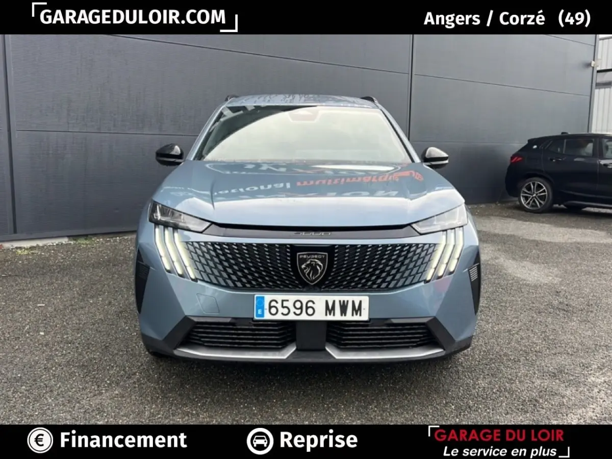 Vue avant d'un Peugeot 5008 2024 bleu hybride avec calandre noire et phares LED en griffes distinctifs.