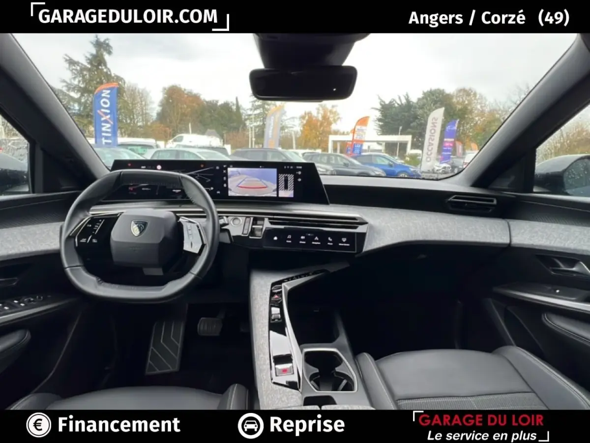 Vue intérieure avant du Peugeot 5008 2024 hybride, tableau de bord moderne avec écran tactile et volant compact noir.