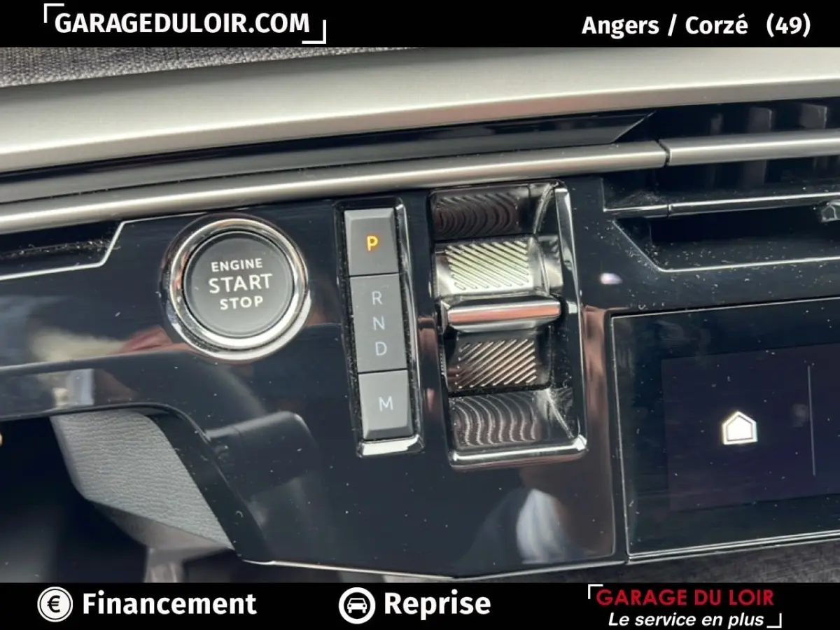 Gros plan sur la console centrale du Peugeot 5008 bleu 2024, montrant le bouton start/stop et la commande de boîte automatique.