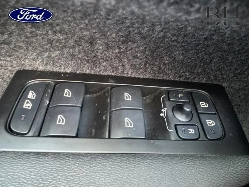 Panneau de commandes des vitres et rétroviseurs côté conducteur d'un Volvo XC40, finition cuir anthracite.