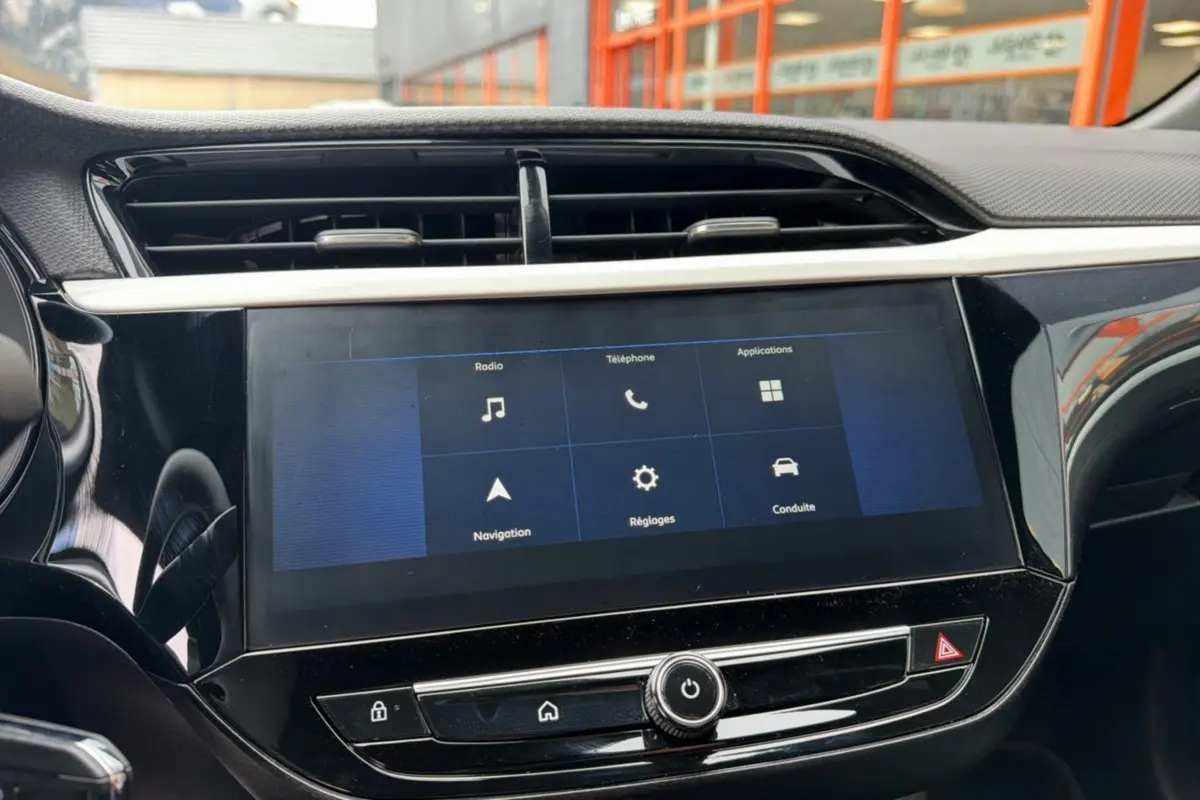 Écran tactile central de l’Opel Corsa Hybrid 110 e-DCT6 gris kristall, affichant les options radio, téléphone et navigation.