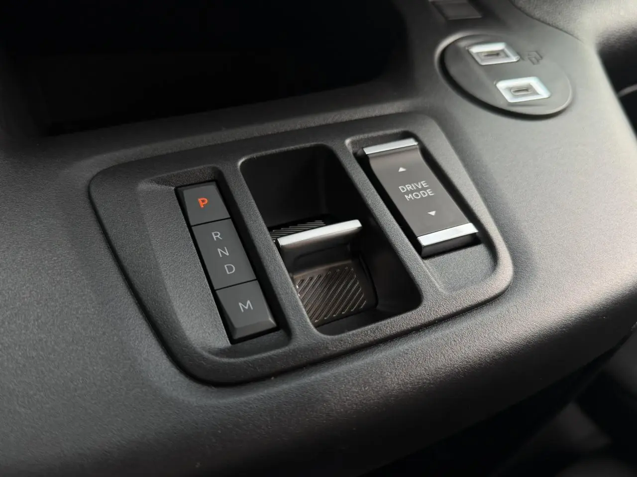Gros plan sur la console centrale du Citroën Berlingo VAN XL 2026 avec commandes de boîte auto et mode de conduite.