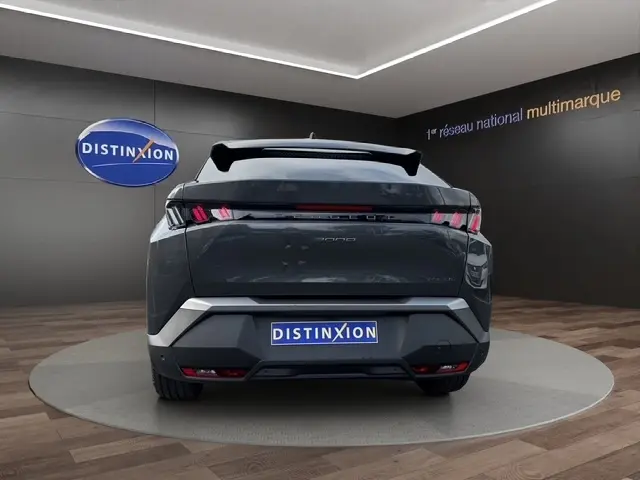 Vue arrière d’un Peugeot 3008 gris foncé 2026 avec feux LED et toit noir dans un showroom Distinxion.