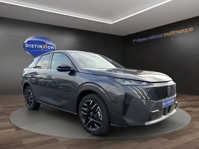 Peugeot 3008 gris foncé en 3/4 avant droit, avec jantes 19 pouces et calandre distinctive noire.