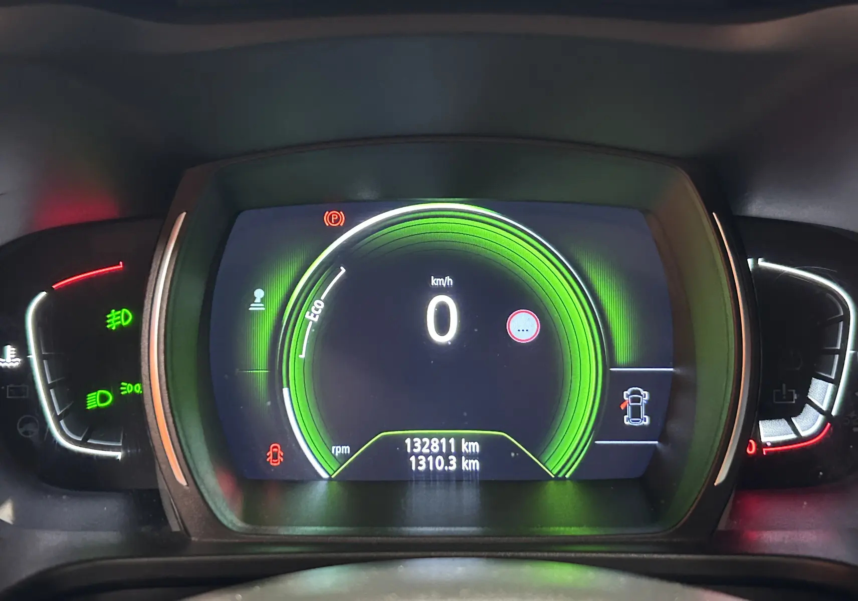 Tableau de bord numérique du Renault Kadjar 2015 affichant 132811 km, mode Eco et indicateurs lumineux verts et rouges.