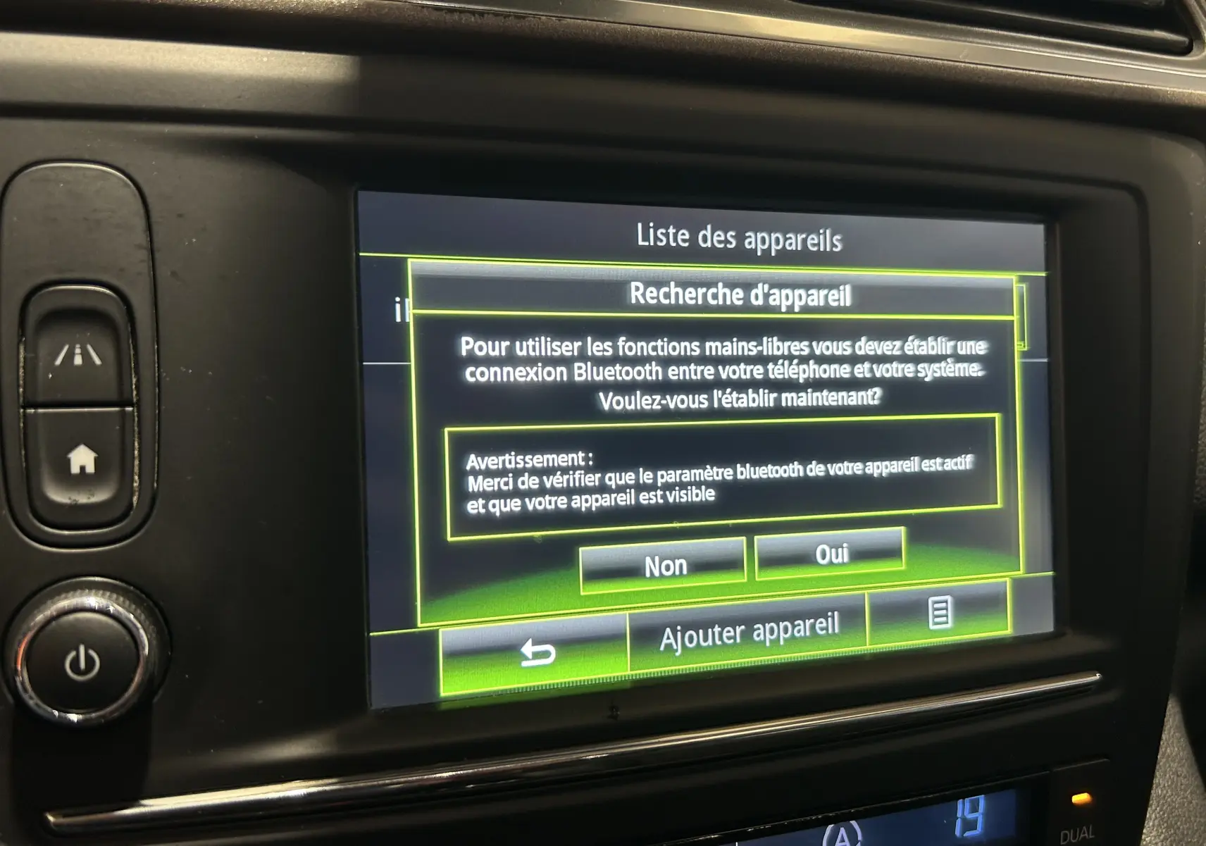 Écran central tactile du Renault Kadjar gris 2015 montrant le menu de recherche Bluetooth pour connecter un appareil.