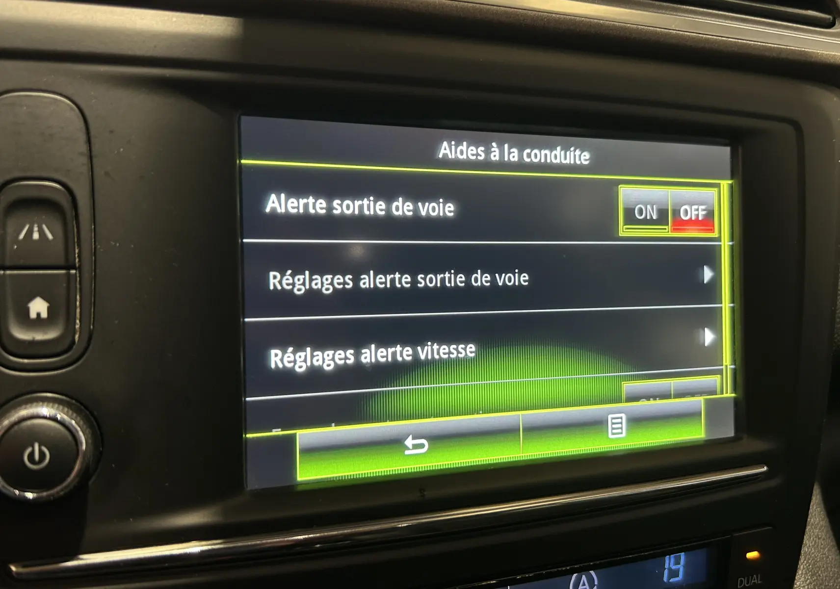 Écran tactile central du Renault Kadjar 2015 affichant les réglages d'aides à la conduite avec option sortie de voie désactivée.