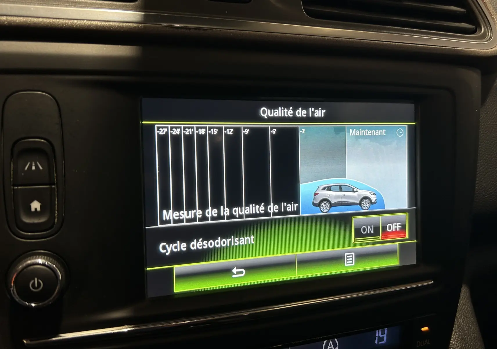 Écran tactile intérieur du Renault Kadjar gris de 2015 affichant la mesure de la qualité de l'air et options de cycle désodorisant.