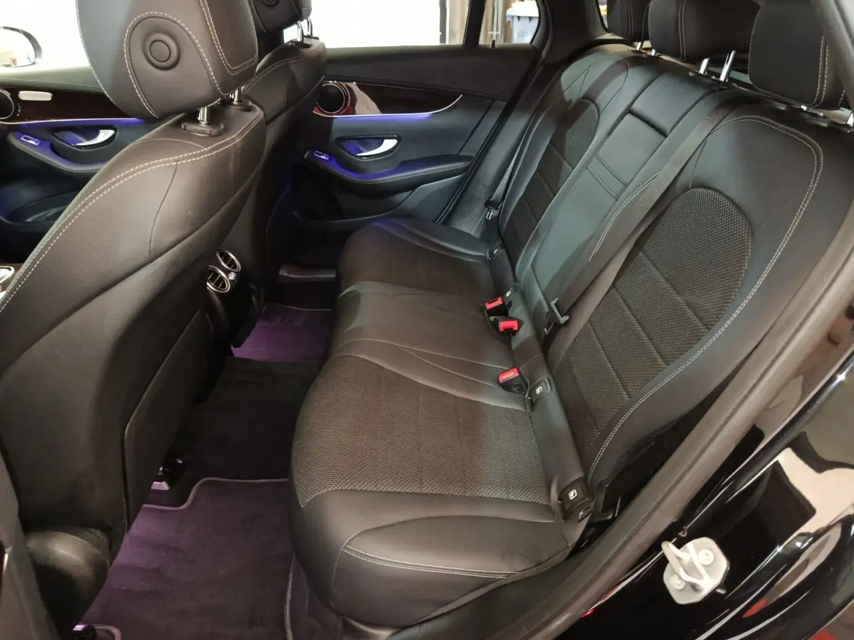 Vue côté droit de l'intérieur arrière noir du Mercedes GLC 300 e Business Line 4Matic avec sièges en cuir et tissu.