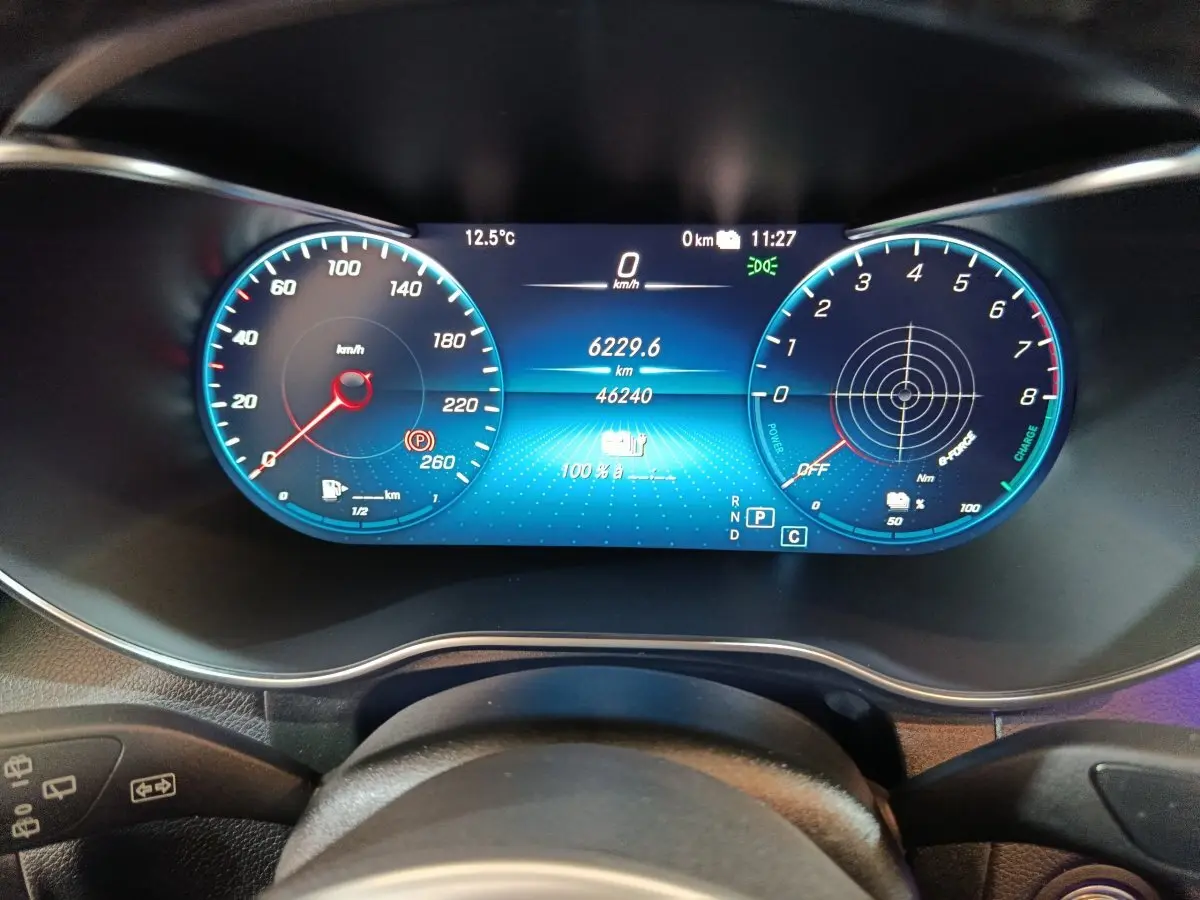 Tableau de bord numérique de Mercedes GLC 300 e Business Line 2020, affichage bleu avec compteurs vitesse et puissance.