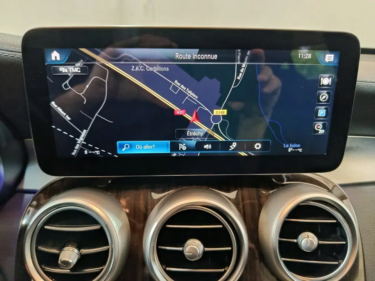 Écran tactile central affichant la navigation GPS dans l'habitacle du Mercedes GLC 300 e noir de 2020.
