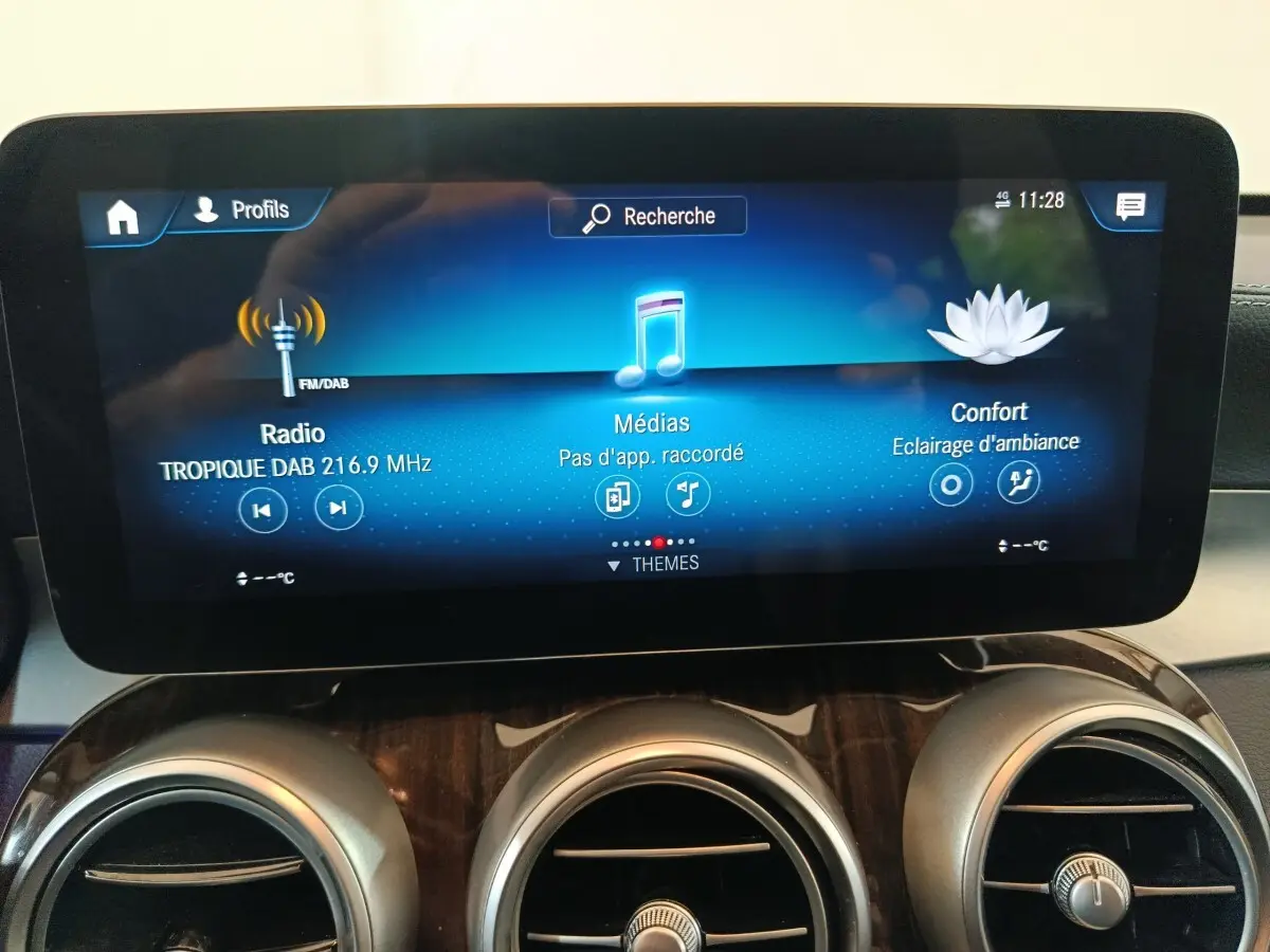 Écran tactile central du tableau de bord du Mercedes GLC 300 e Business Line 2020 avec commandes multimédia et ambiance.