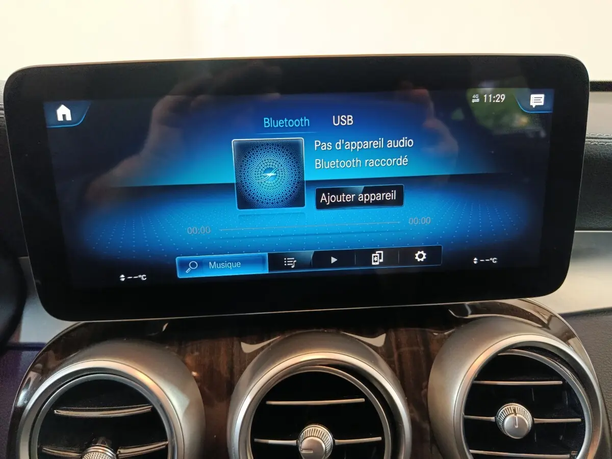 Écran tactile central bleu affichant connexion Bluetooth sur tableau de bord bois d'une Mercedes GLC noire 2020