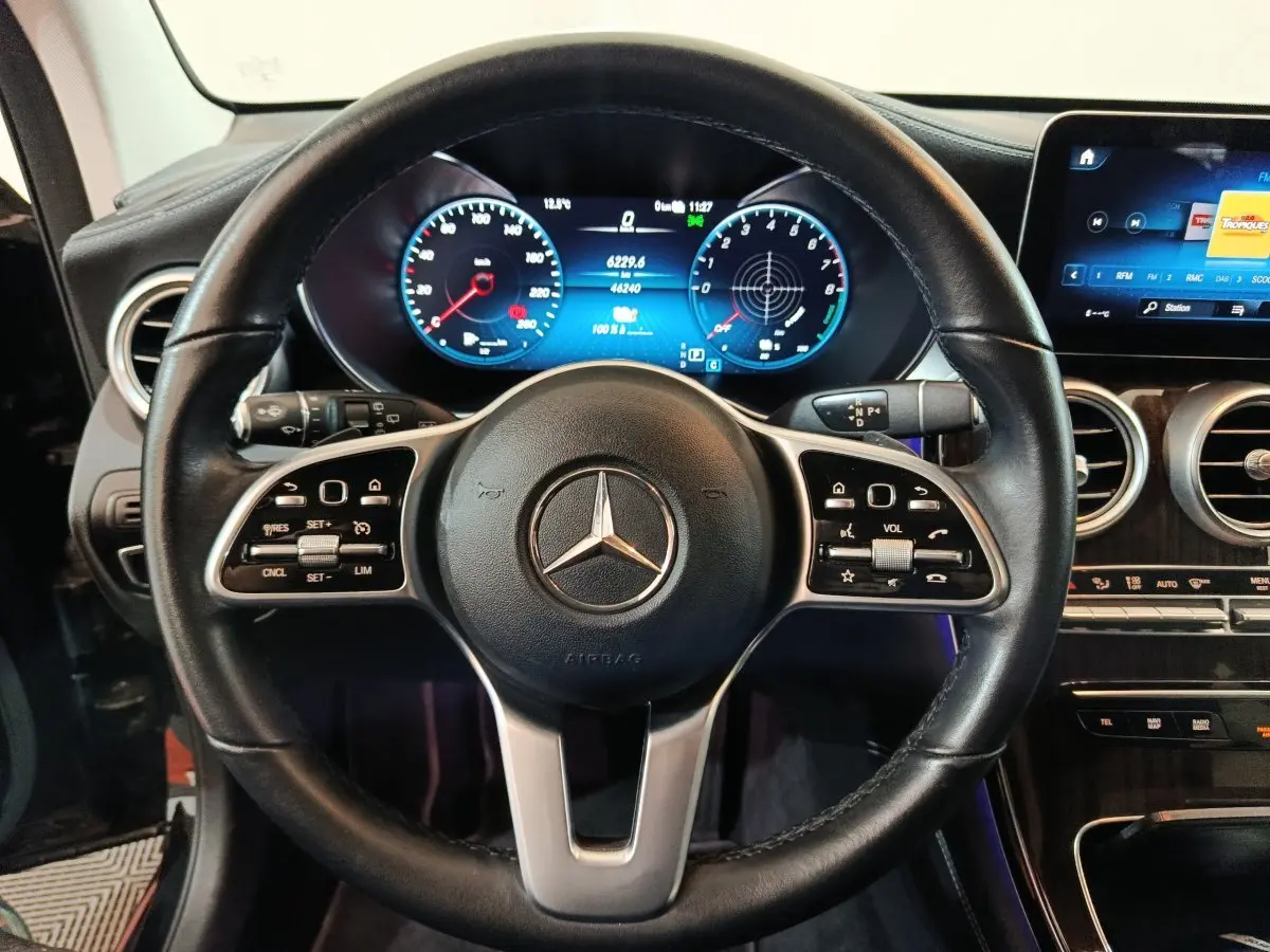 Vue rapprochée du volant cuir noir et du tableau de bord numérique du Mercedes GLC 300 e Business Line 2020.