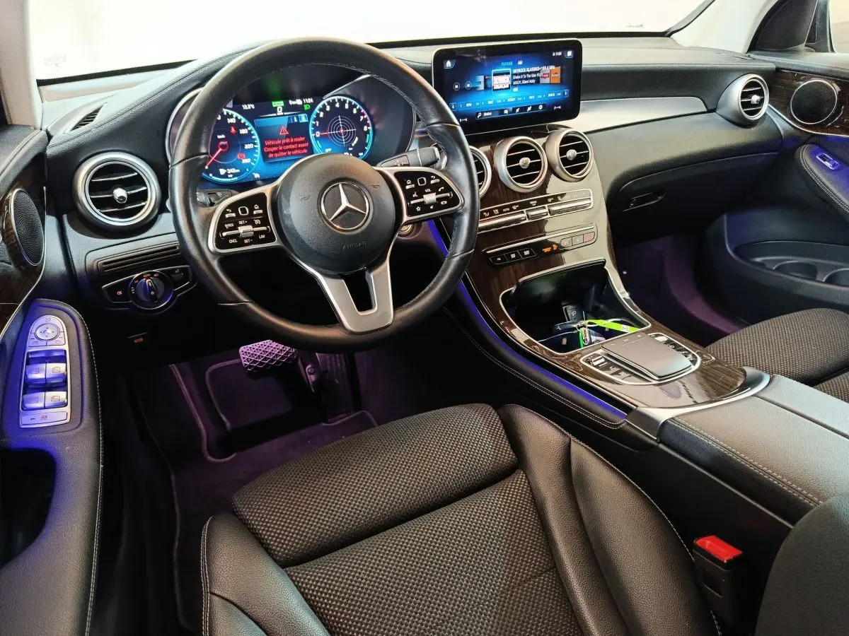 Intérieur noir du Mercedes GLC 300 e Business Line 2020, vue cockpit côté conducteur avec tableau de bord digital et écran tactile central.