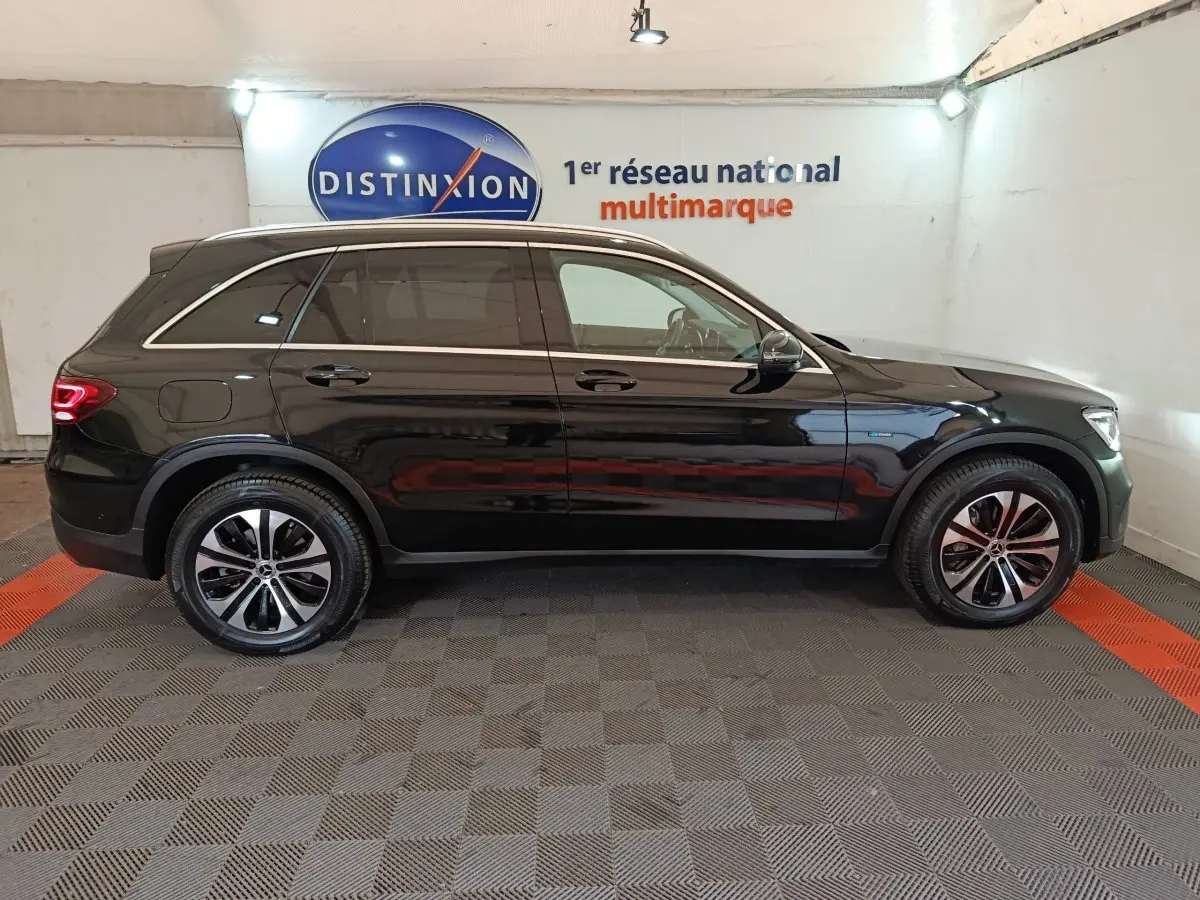 Vue latérale droite d'un Mercedes GLC 300 e Business Line noir brillant avec jantes alliage et vitres teintées.