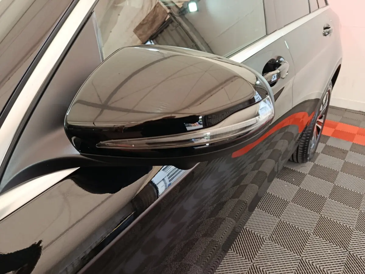 Rétroviseur noir brillant côté gauche d'un Mercedes GLC 300 e Business Line 4Matic 2020 hybride rechargeable.