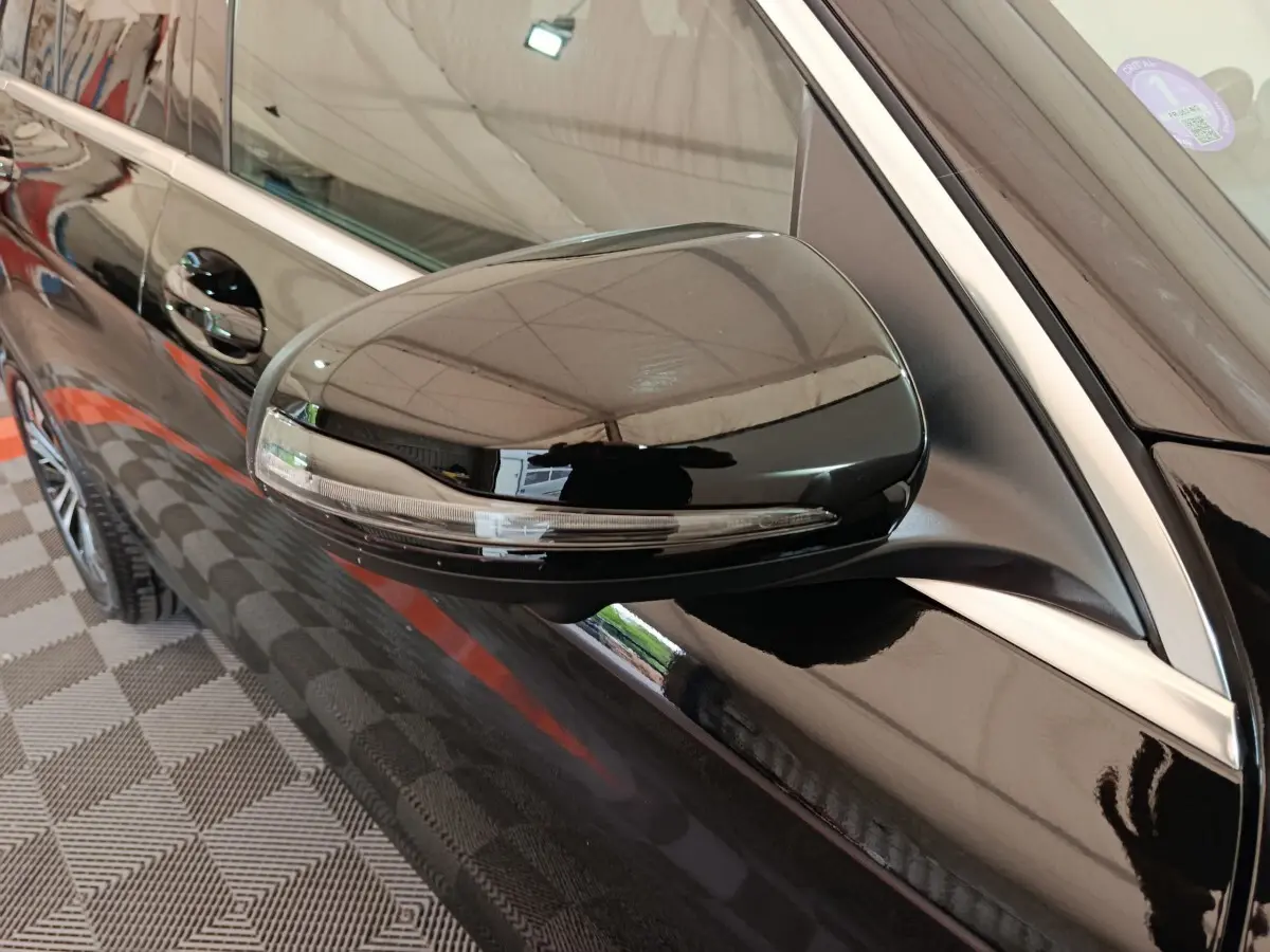 Rétroviseur côté gauche noir brillant avec clignotant intégré sur Mercedes GLC 300 e Business Line 2020.