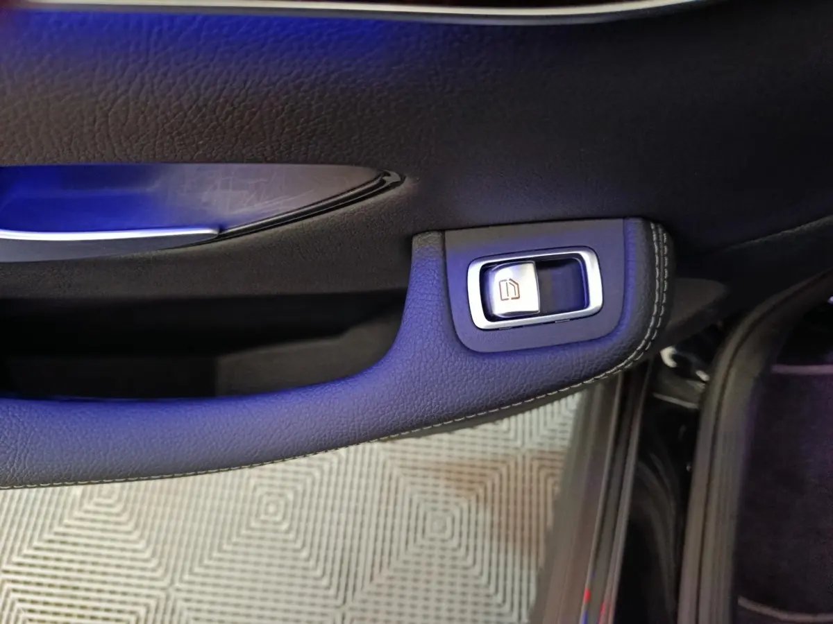 Poignée intérieure de porte côté droit en cuir noir avec bouton de verrouillage sur Mercedes GLC 300 e Business Line 2020