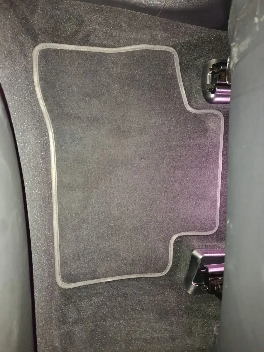 Vue rapprochée du tapis de sol noir à bordure grise dans l'habitacle d'un Mercedes GLC 300 e Business Line 2020.