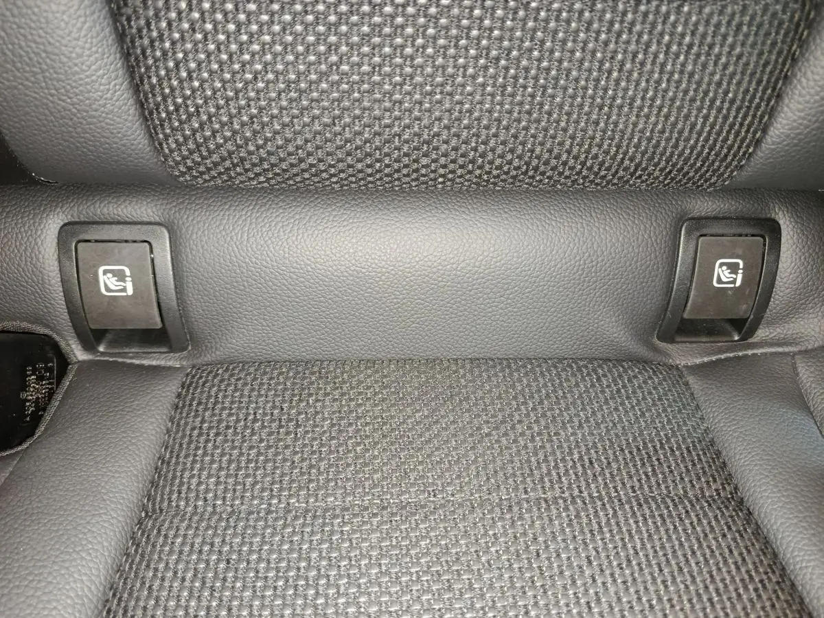 Détail des attaches Isofix sur la banquette arrière en tissu noir du Mercedes GLC 300 e Business Line 4Matic 2020.