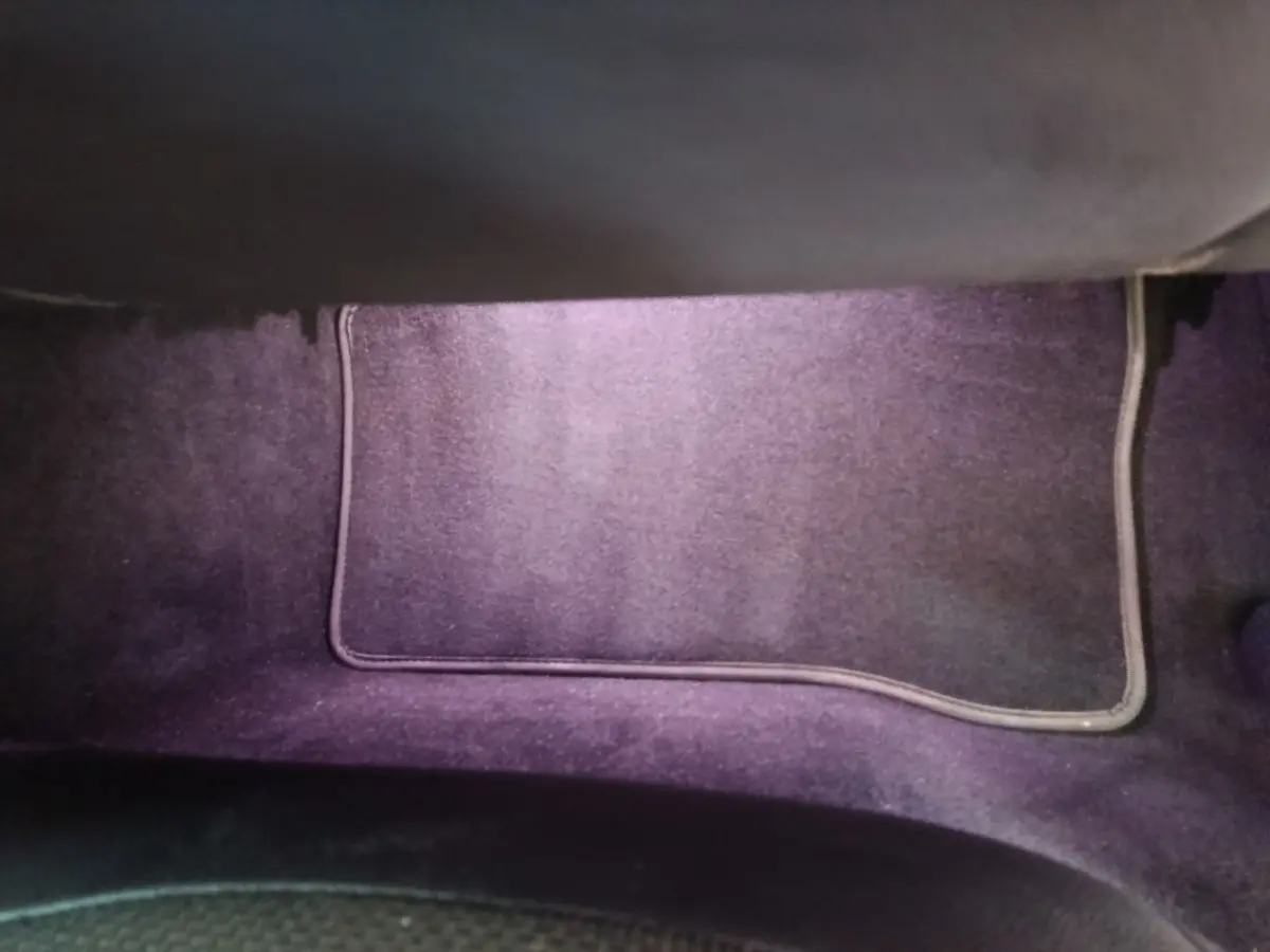 Tapis de sol noir violet sous le siège avant droit du Mercedes GLC 300 e Business Line 2020 hybride rechargeable.