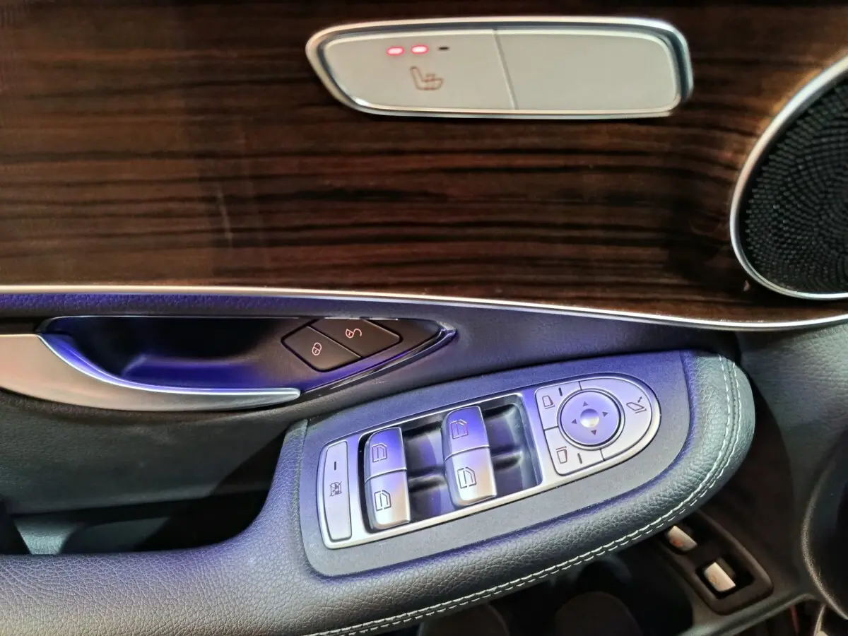 Détail des commandes de porte côté gauche en cuir noir et bois sur Mercedes GLC 300 e Business Line 2020