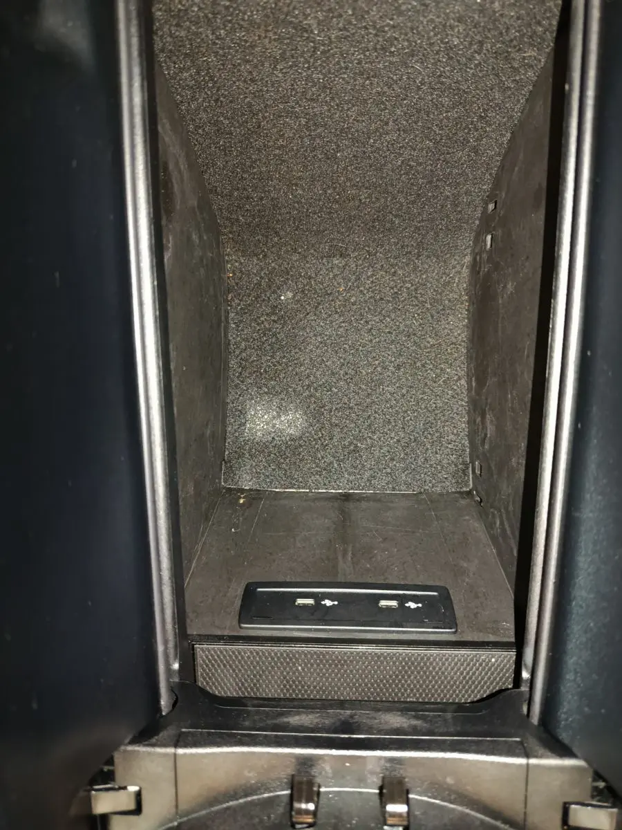 Vue rapprochée de la console centrale noire du Mercedes GLC 300 e Business Line 2020 avec ports USB visibles.