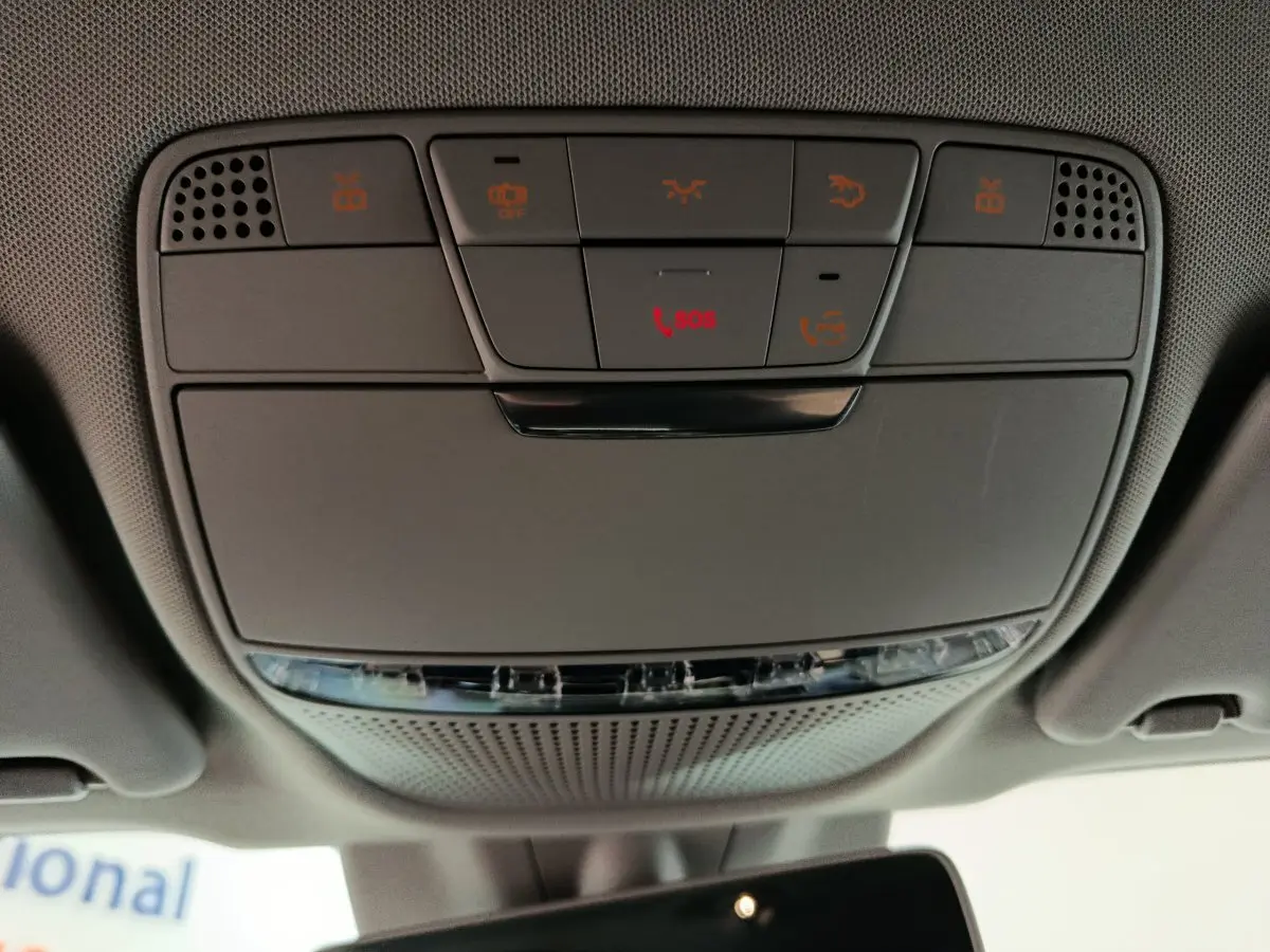 Vue en gros plan du plafonnier gris avec boutons de commande et alerte SOS du Mercedes GLC 300 e Business Line 2020.