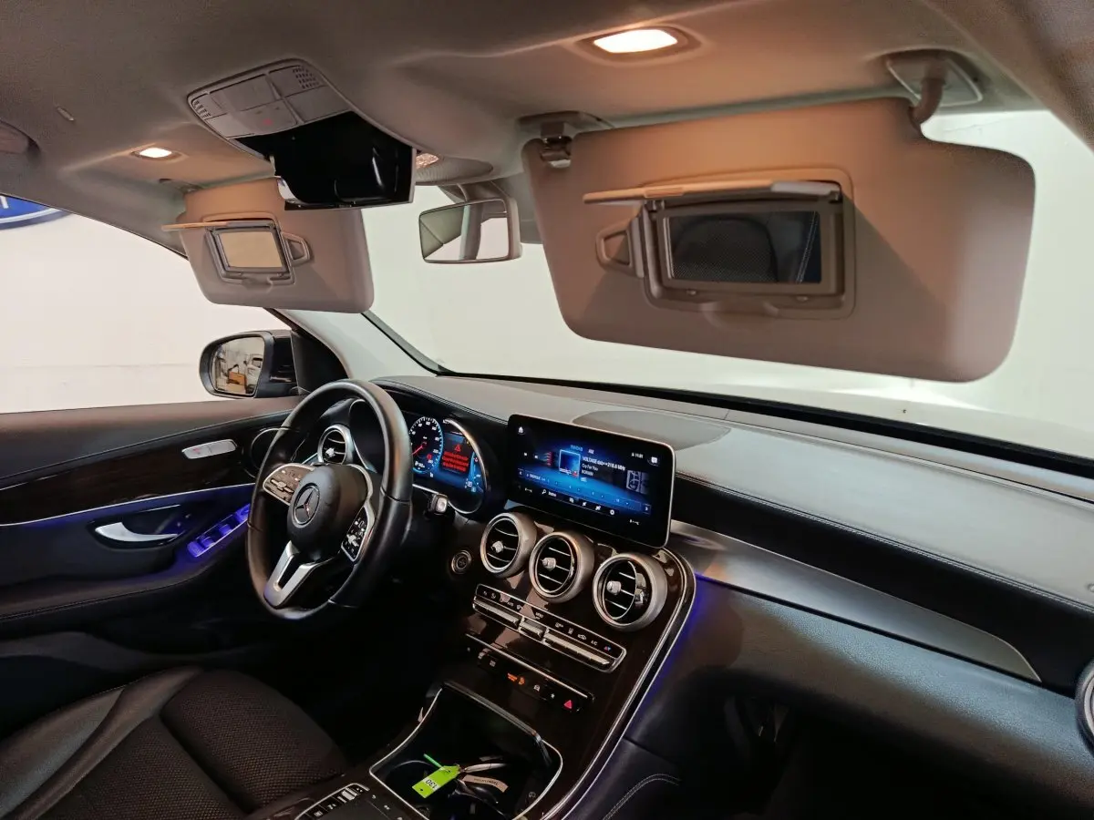 Intérieur noir de la Mercedes GLC 300 e Business Line vu côté conducteur, tableau de bord moderne avec écran tactile central.